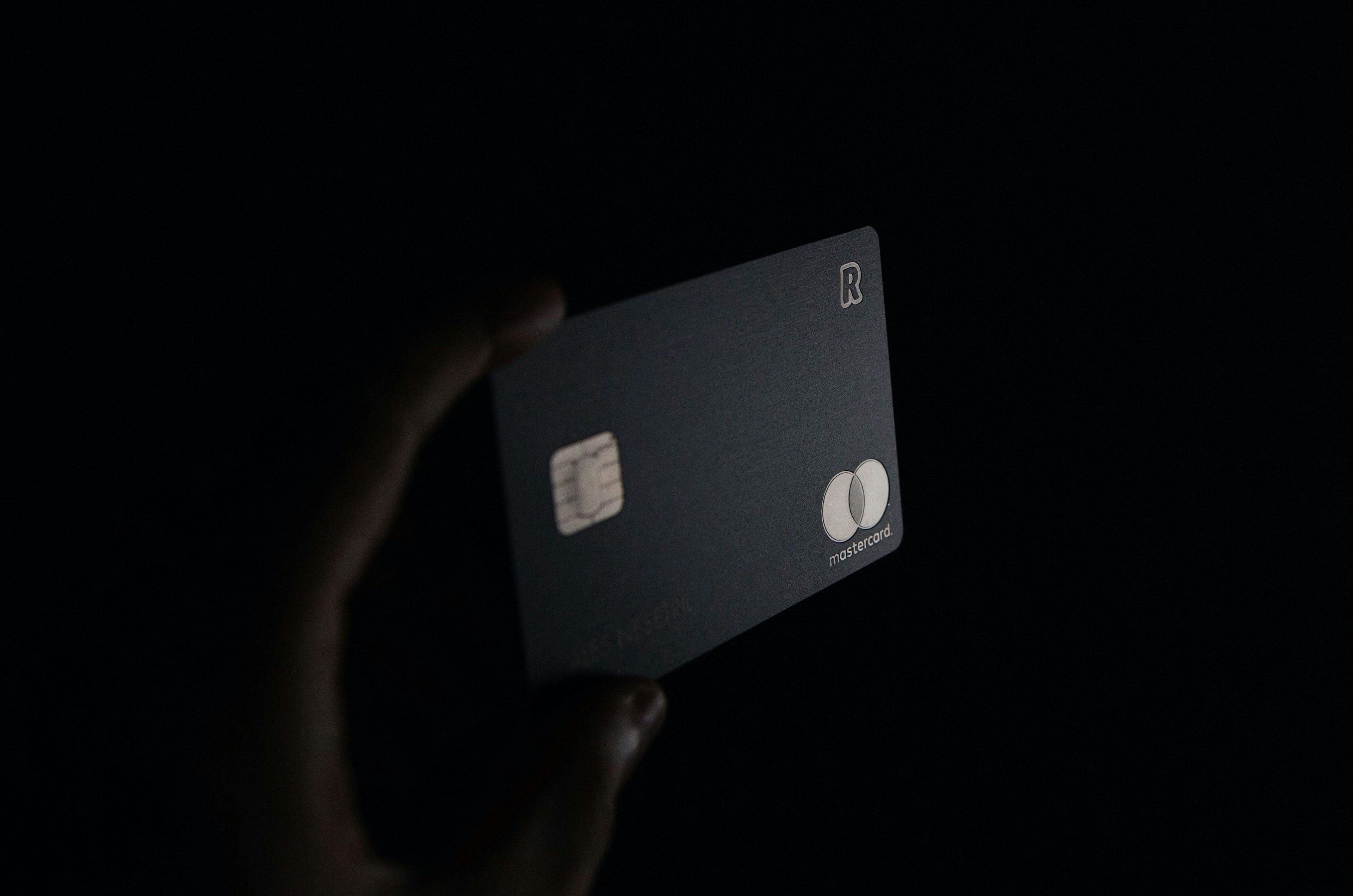 En svart mastercard som blir sett på som kredittkort med beste bonus.