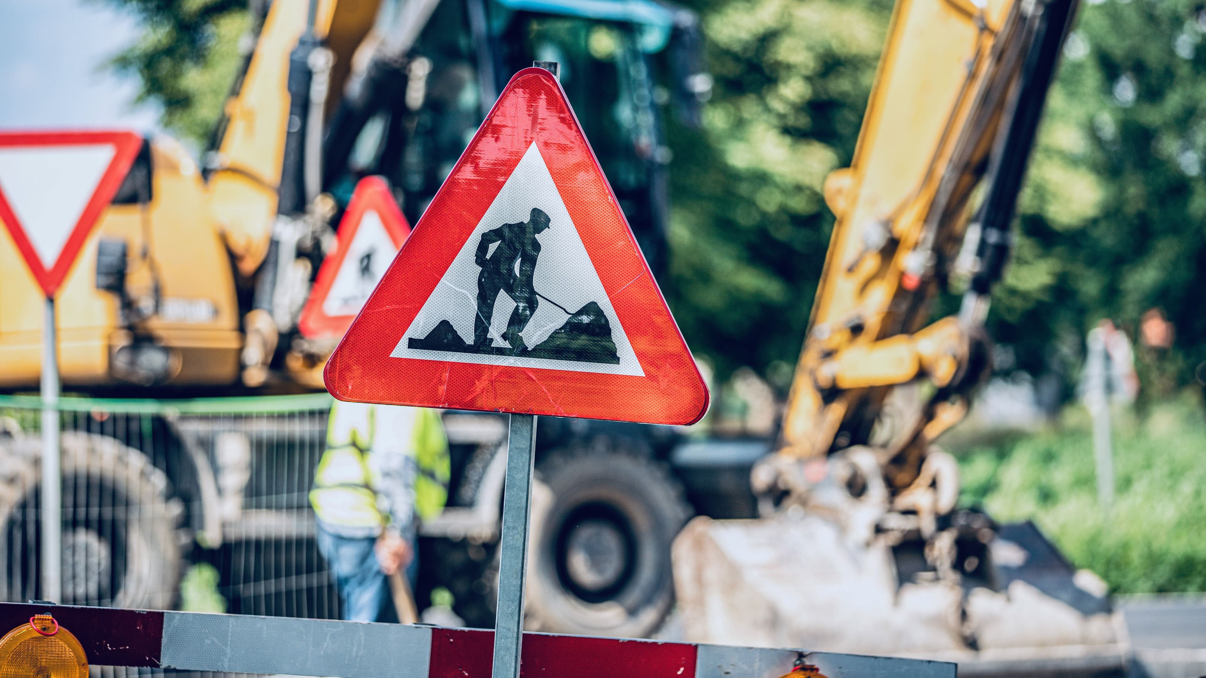 En byggeplass som har nødvendige med trafikkskilt som skal opplyse trafikanter om prosjektet.