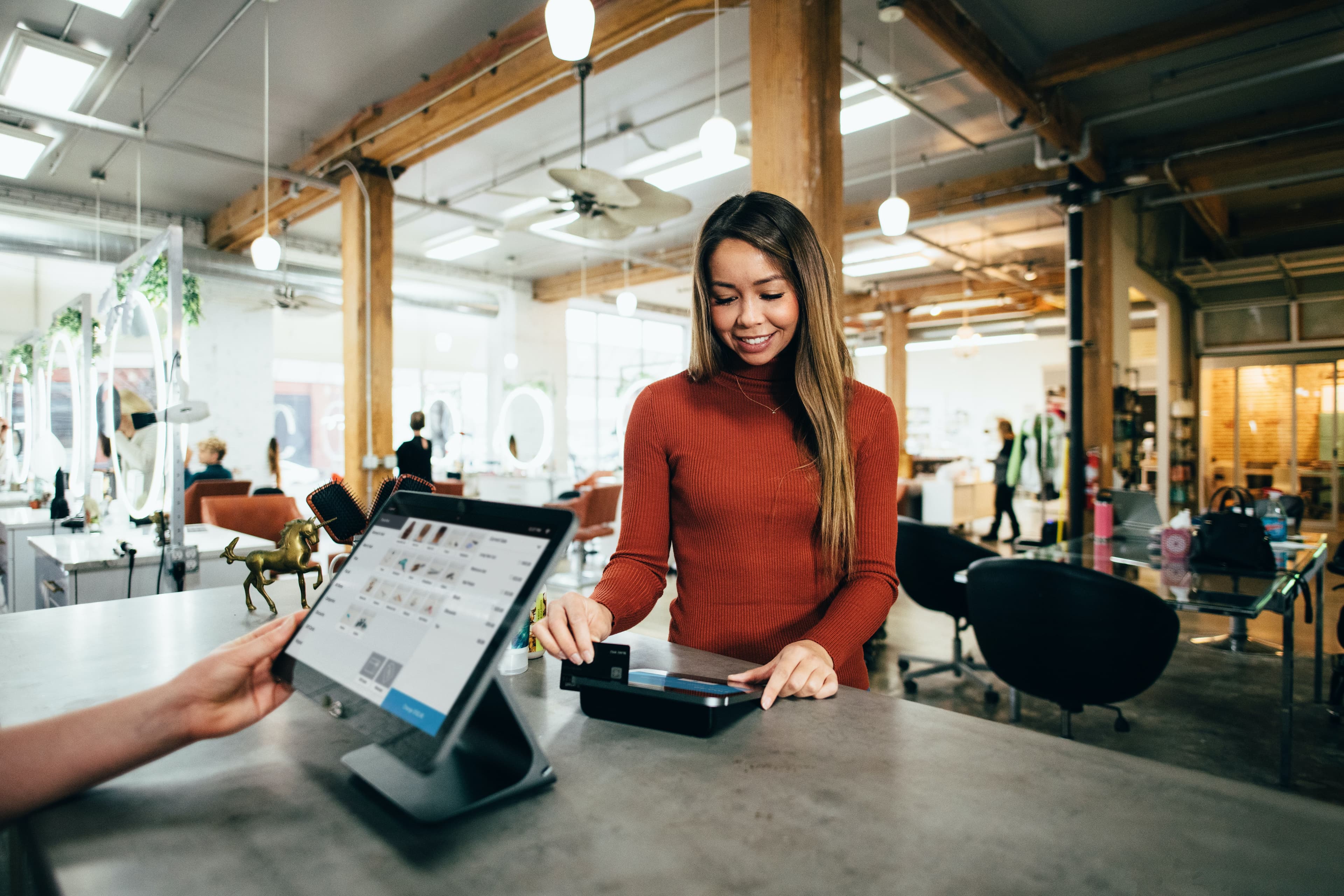 bilde av pos-system og en dame som handler