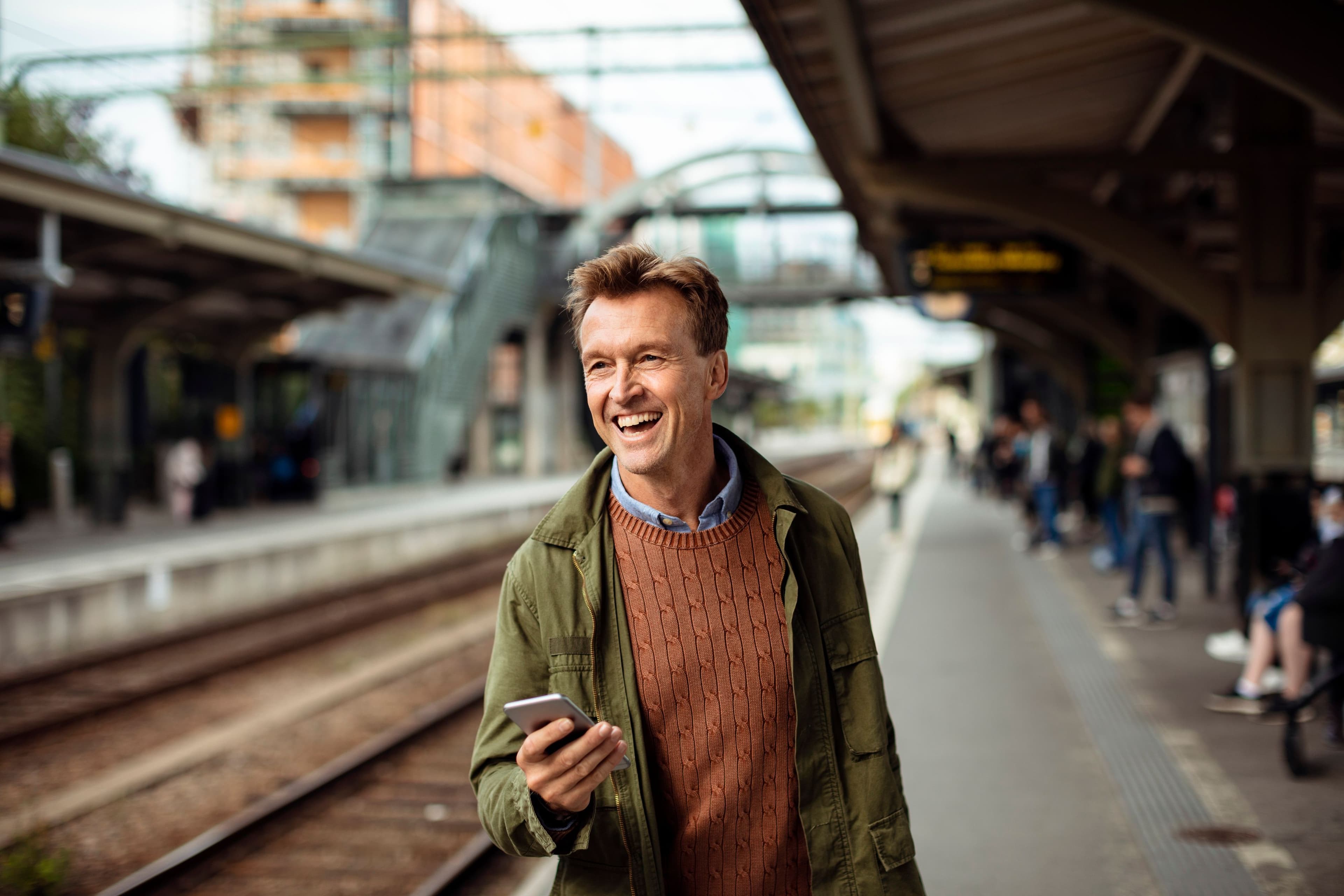 En veldig glad mann som har mobilabonnement fri data så han kan streame så mye han vil.