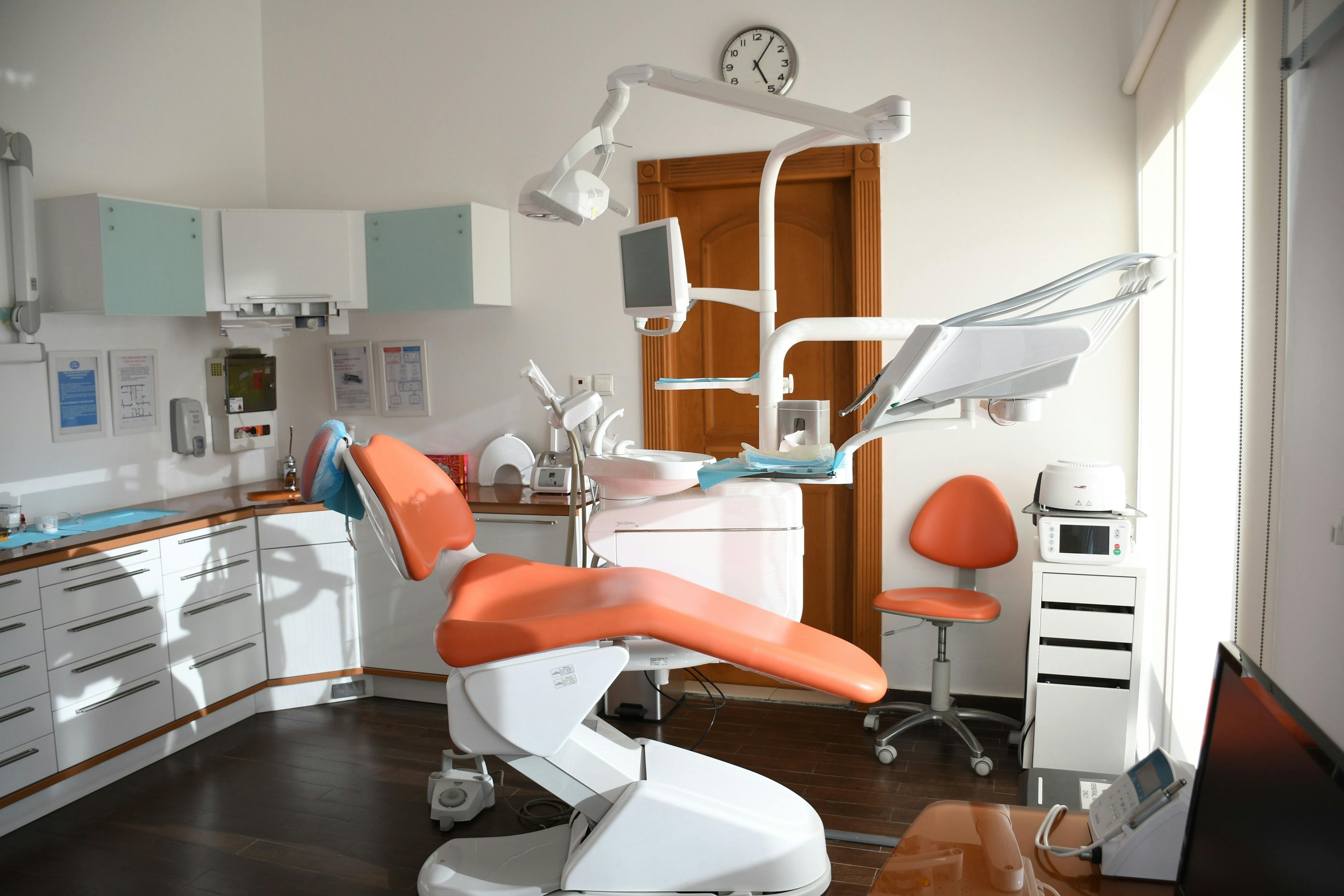 Et tannlegekontor som står klart til bruk for en pasient som har tatt forbrukslån for tannlege.