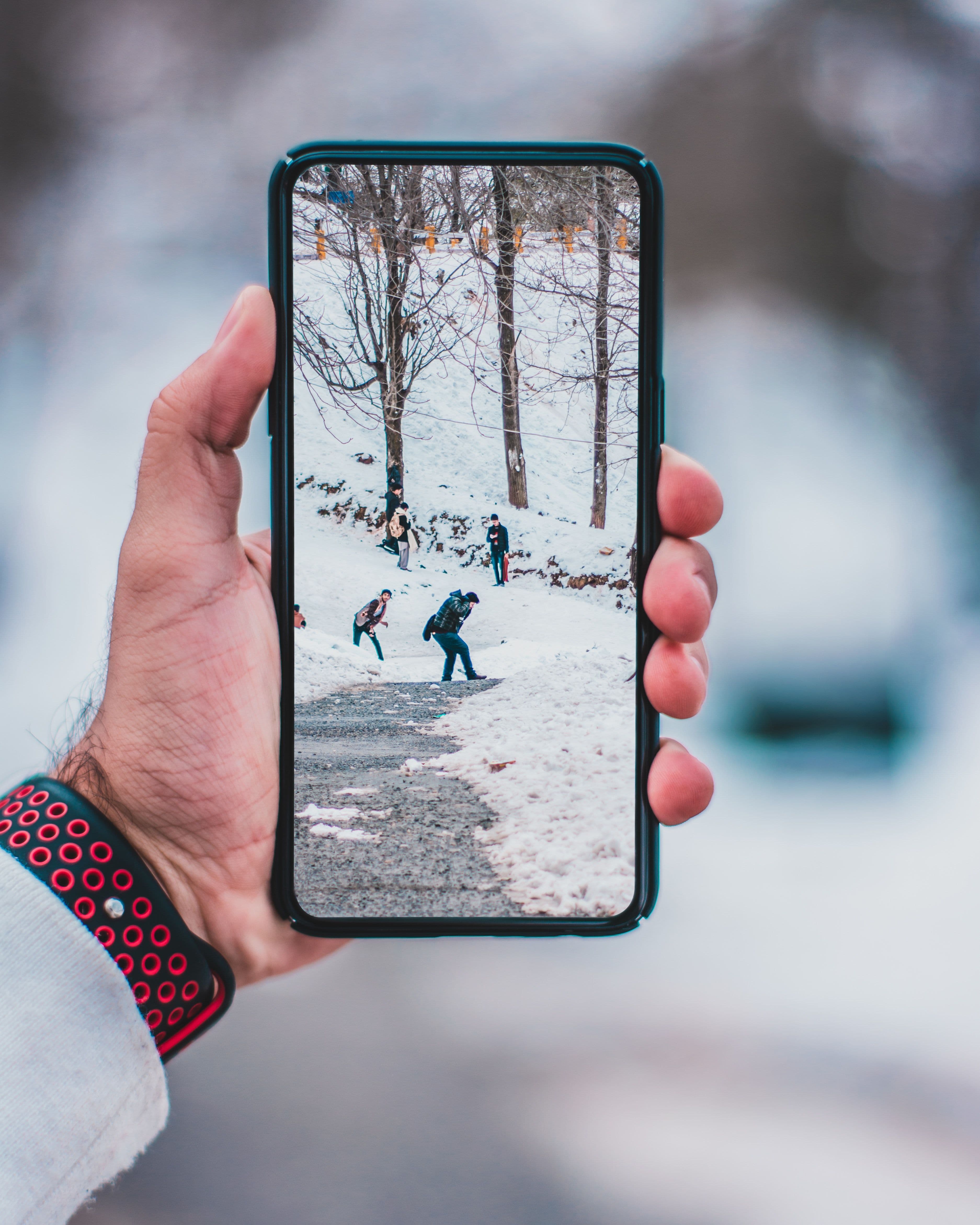 En mann som filmer med telefonen sin etter å funnet hvordan velge riktig mobilabonnement for seg selv.