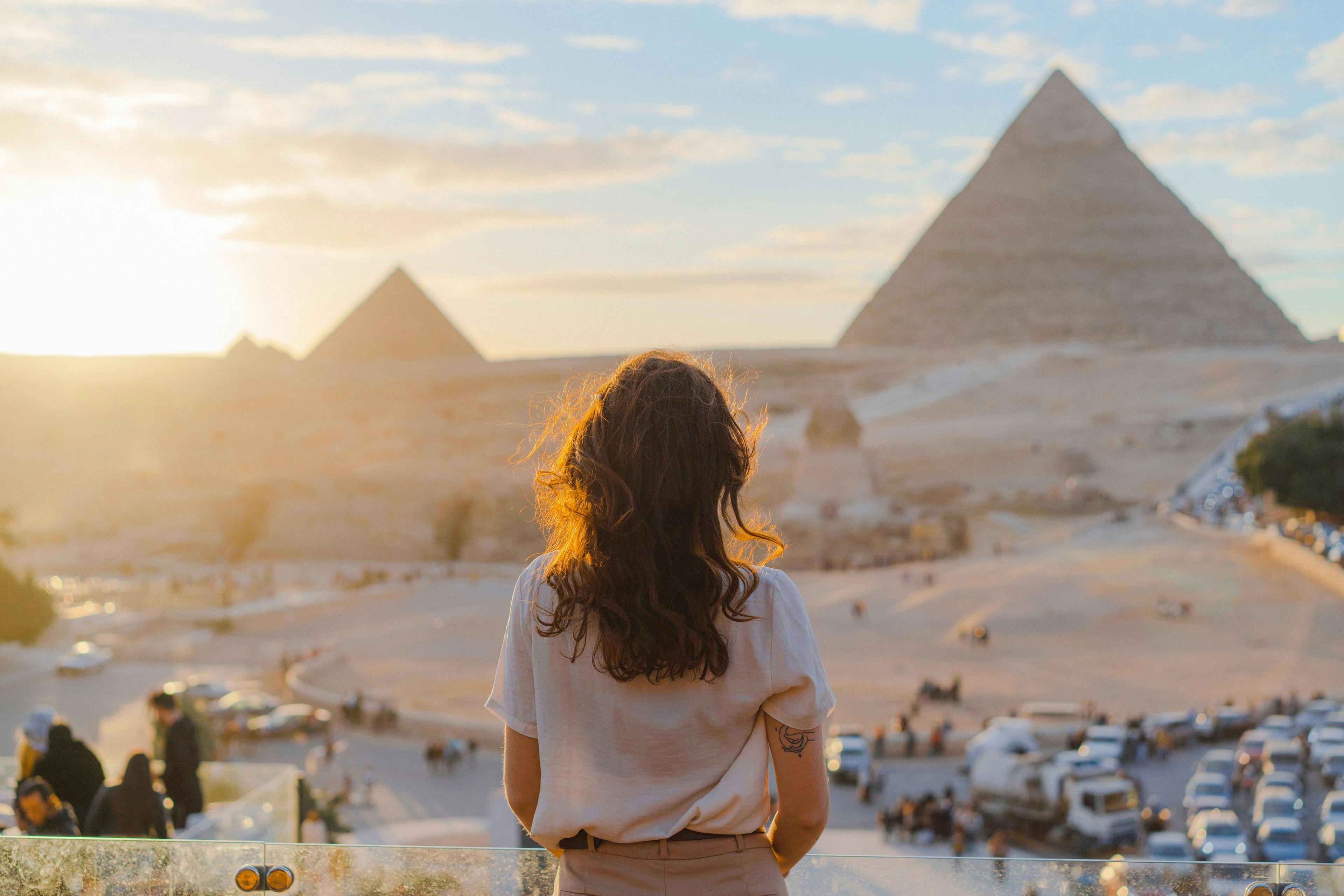 Ei dame som står foran pyramidene i Egypt fordi hun kunne ta et forbrukslån til ferie.
