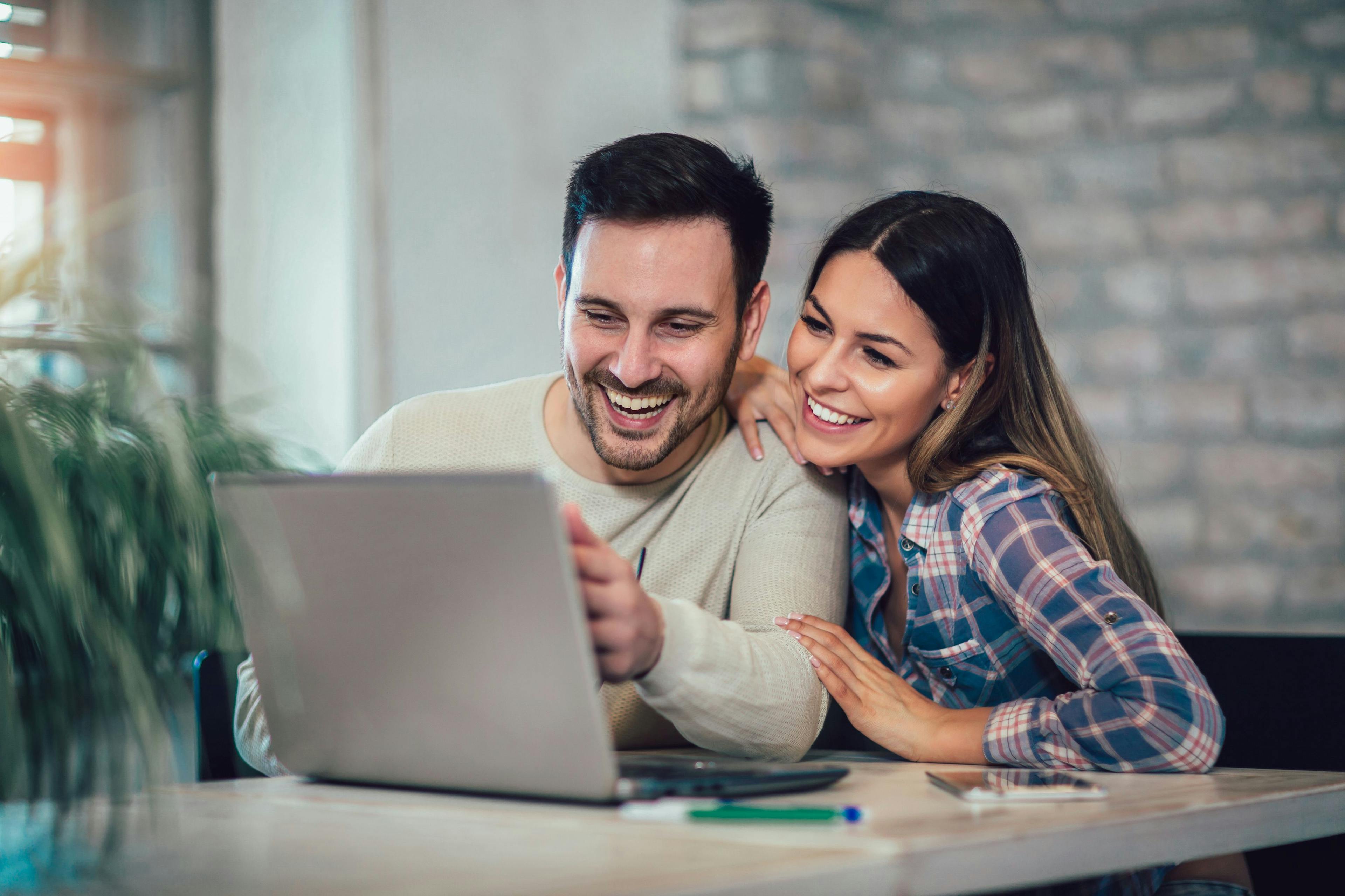 Et gift par som sitter på datamaskinen sin og leser "hva er refinansiering?" på Femelle. 