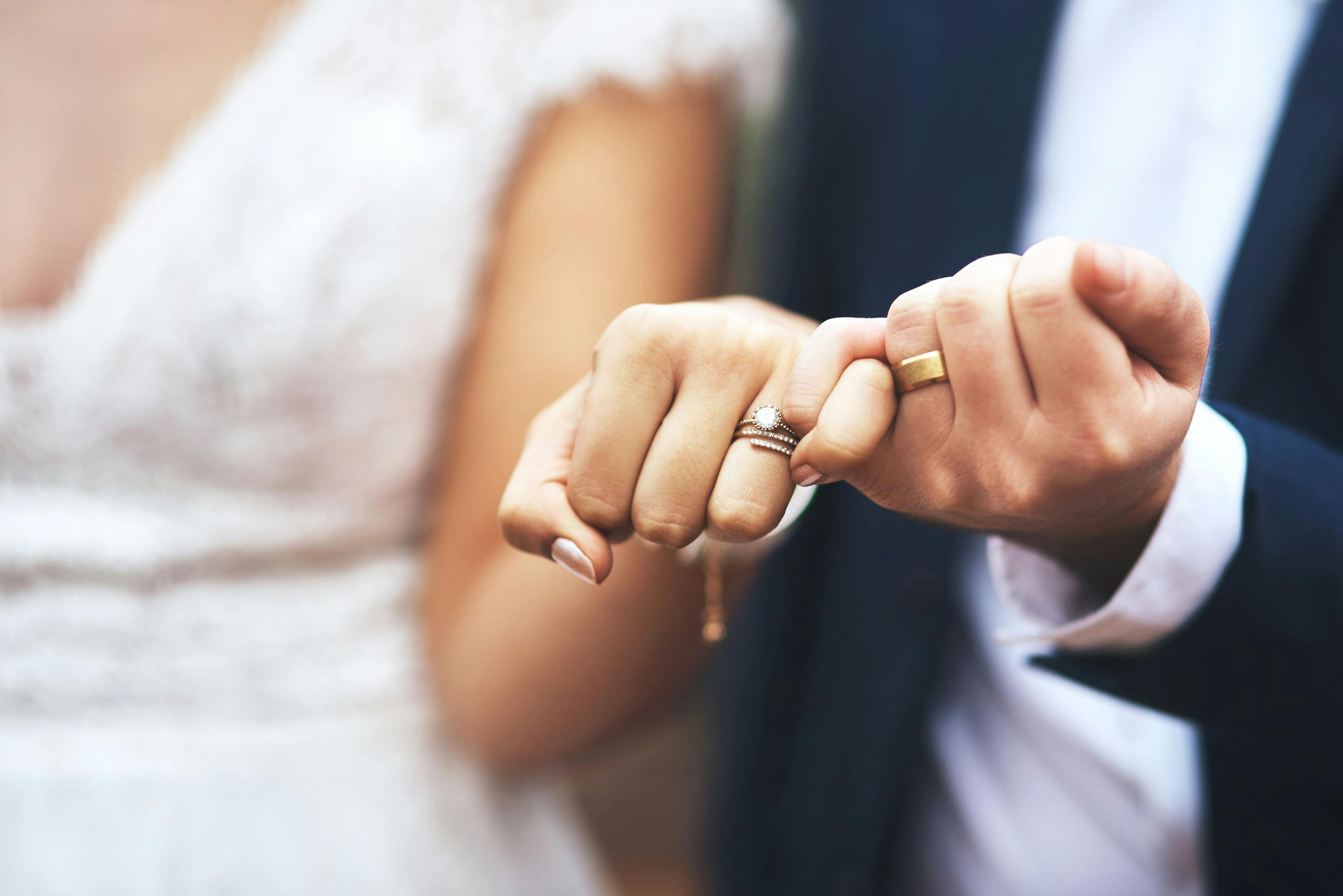 To hender med gifteringer, som har tatt lån til bryllup for å gjennomføre drømmedagen.